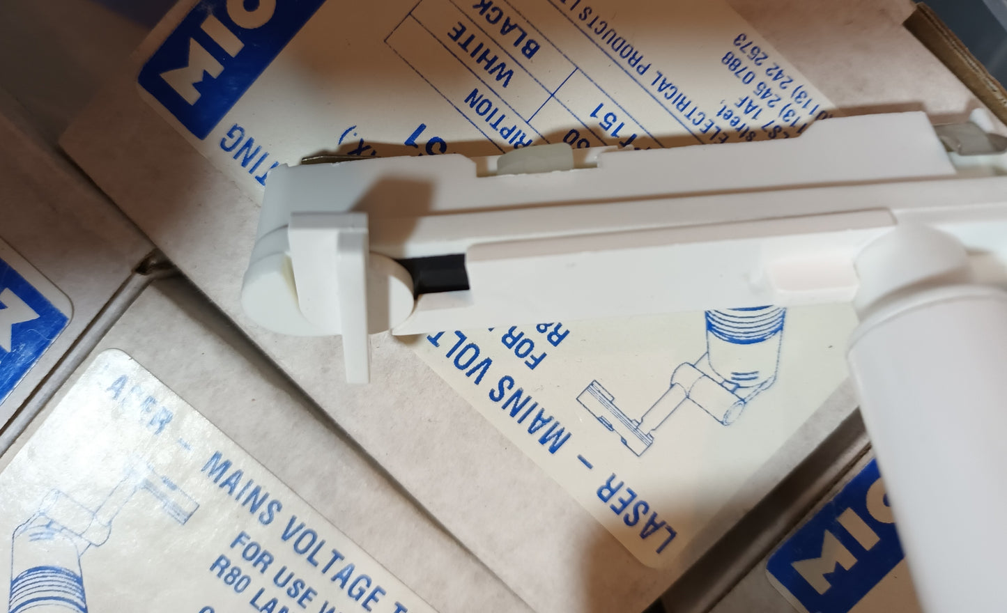 Microlux Laser-mains Voltage Track Fitting ES / E27cap