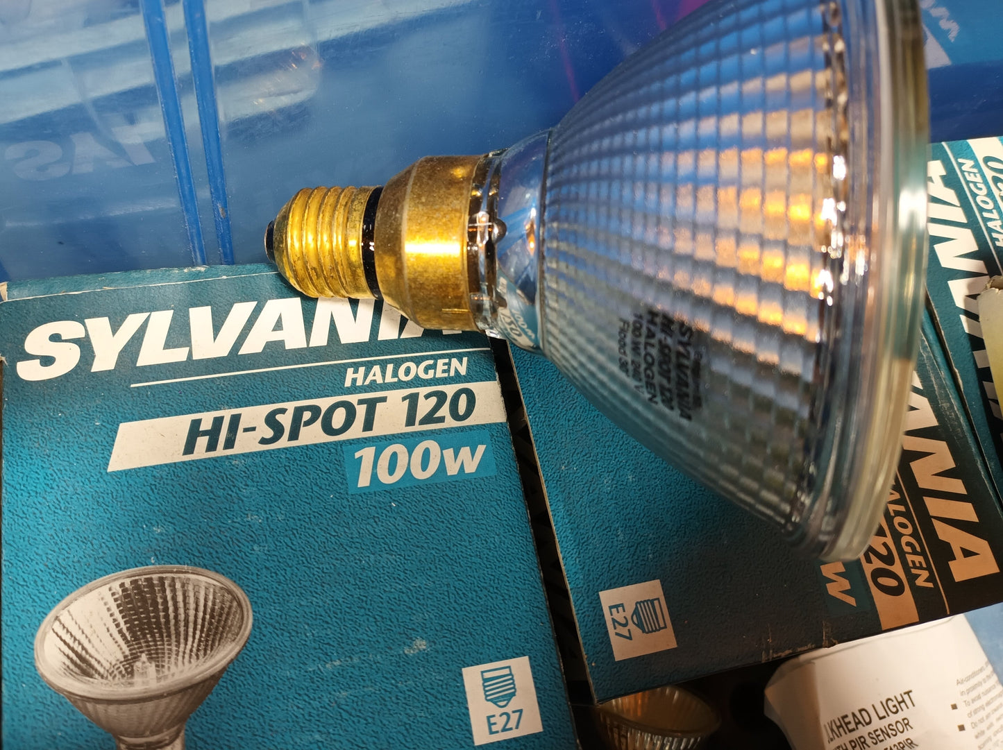 Hi Spot 120 Halogen 100Ws 30</p>° Flood ES / E27 code 21147 PAR38 by Sylvania