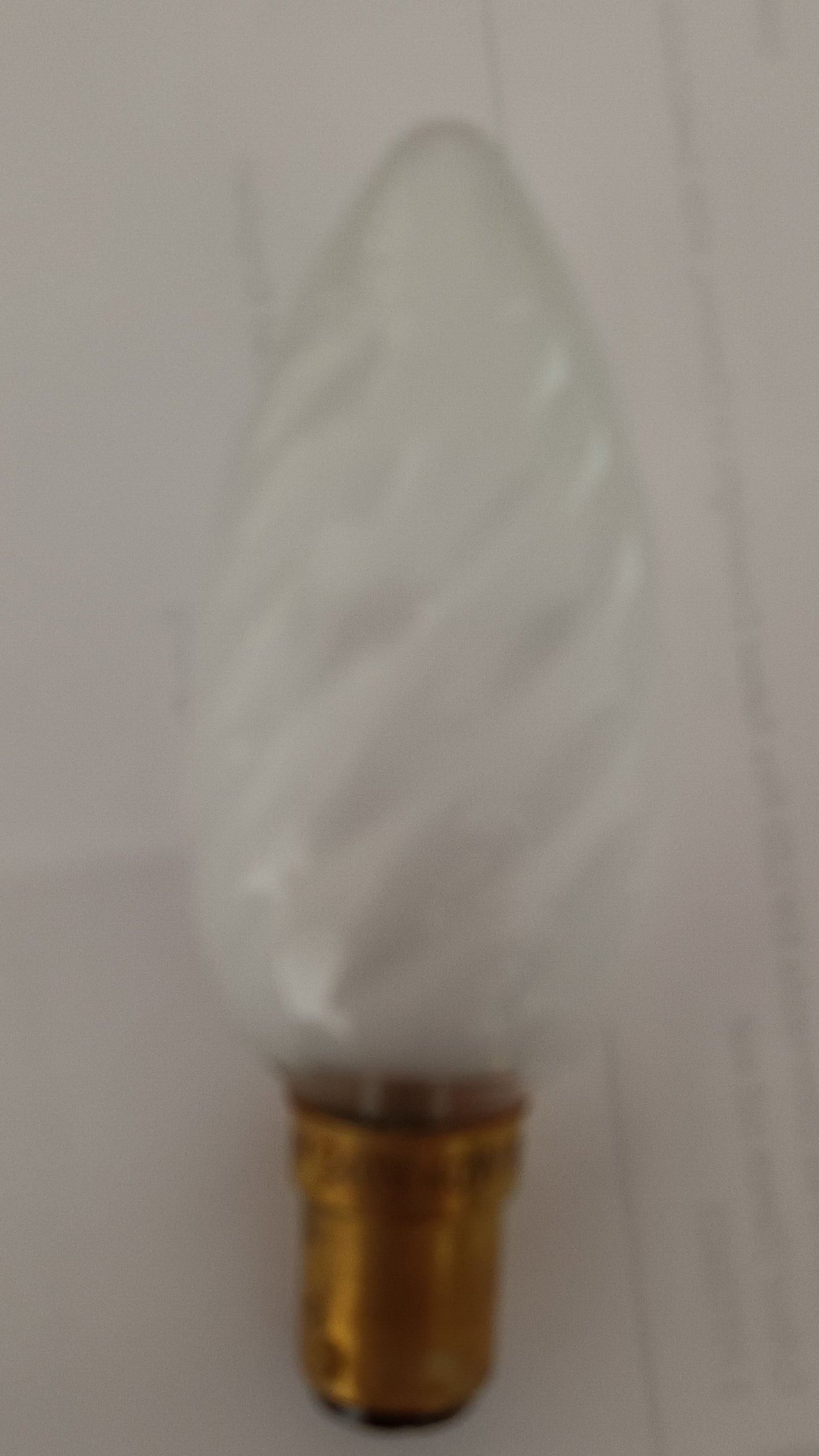 Candle sbc / B15 40 watts twisted pearl made by Osram in England