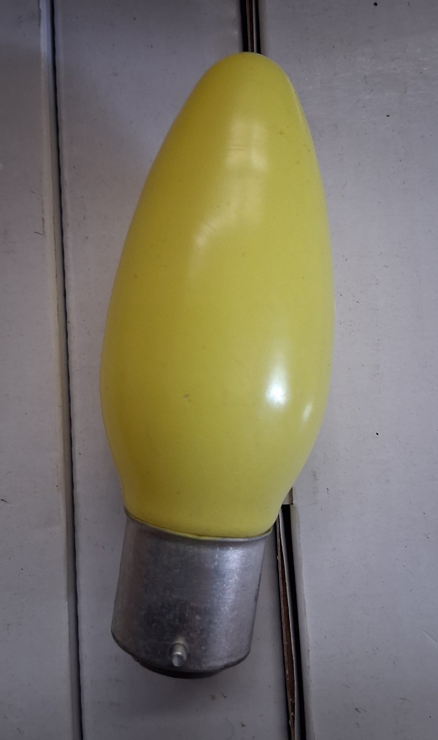 Candle yellow BC / B22 40 Watts pack of 25